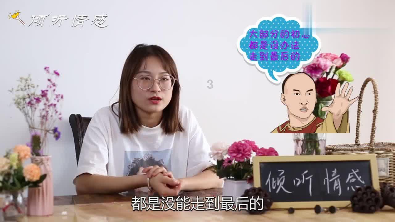 沙滩游玩的女孩们
